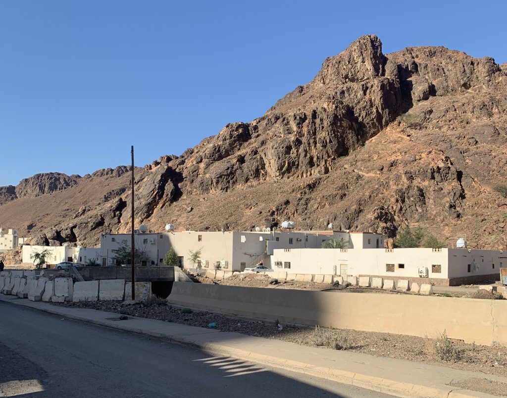 Menikmati Suasana Kota Madinah dari Puncak Uhud