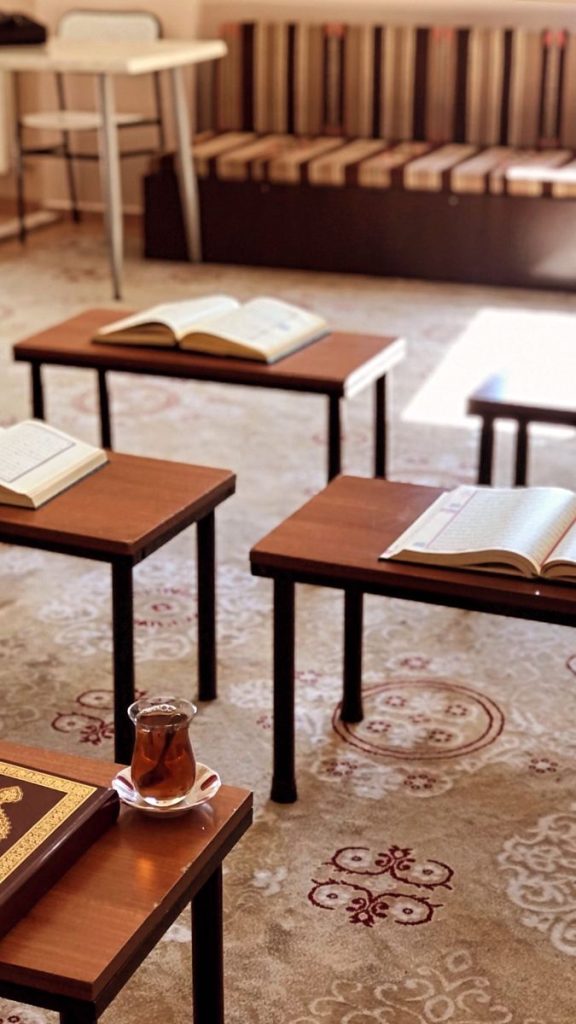 Kisah Nyata: Melihat Kehidupan di Balik Pagar Pesantren